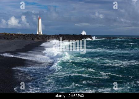Malarrif Leuchtturm, Wellen krachen am schwarzen Strand, Snæfellsnes Halbinsel, island, westisland Stockfoto