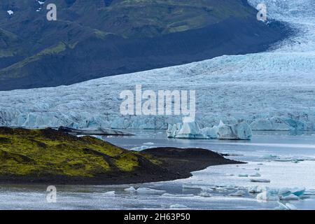 Eisberge treiben im Gletschersee fjallsárlón, am Rand des Fjallsjökull-Gletschers, im nationalpark vatnajökull, island Stockfoto