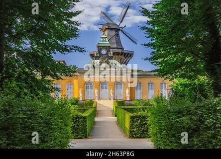 Neue Kammern im Schlosspark sanssouci mit historischer Mühle, potsdam, brandenburg, deutschland Stockfoto