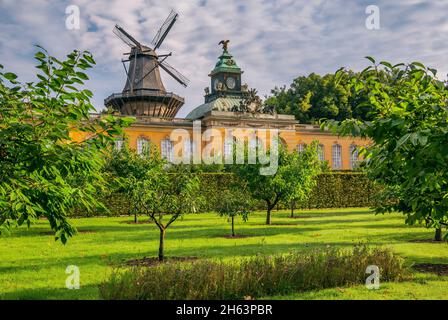 Neue Kammern im Schlosspark sanssouci mit historischer Mühle, potsdam, brandenburg, deutschland Stockfoto