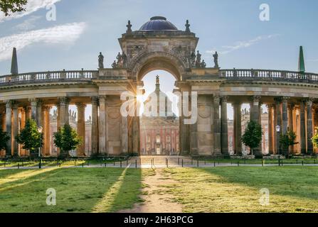 Kolonnaden in den Gemeinden mit Blick auf das neue Schloss bei Sonnenaufgang,potsdam,brandenburg,deutschland Stockfoto
