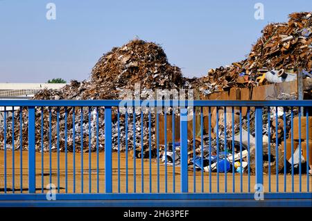 Schrottplatz, blaues Tor, Metallschrott, Stockfoto