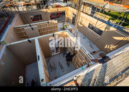 deutschland,bayern,Bau eines vorgefertigten Holzhauses,Montage von Trennwänden, Stockfoto