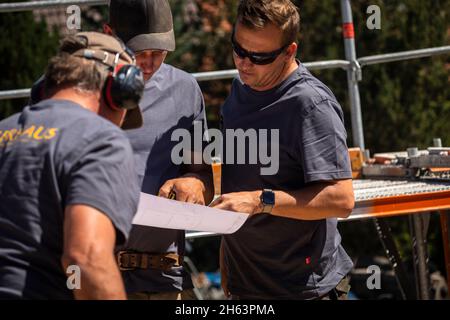 deutschland,bayern,Bau eines vorgefertigten Holzhauses,Zimmerleute mit Blaupause, Stockfoto