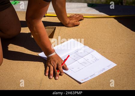 deutschland,bayern,Bau eines vorgefertigten Holzhauses,Zimmermann mit Blaupause, Stockfoto