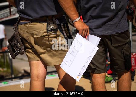 deutschland,bayern,Bau eines vorgefertigten Holzhauses,Zimmermann mit Blaupause, Stockfoto