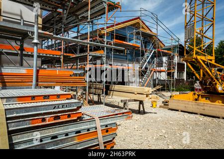 deutschland,bayern,Baustelle mit Gerüst eines vorgefertigten Holzhauses, Stockfoto