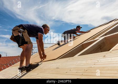 deutschland,bayern,Bau eines vorgefertigten Holzhauses,Dachdecken mit Spanplatte, Stockfoto