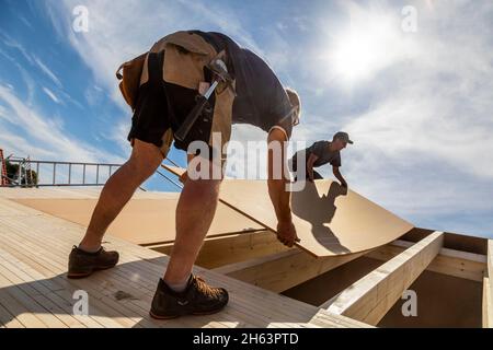 deutschland,bayern,Bau eines vorgefertigten Holzhauses,Dachdecken mit Spanplatte, Stockfoto