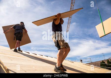 deutschland,bayern,Bau eines vorgefertigten Holzhauses,Dachdecken mit Spanplatte, Stockfoto