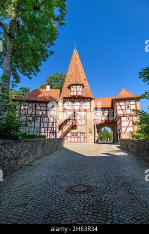 deutschland,bayern,unterfranken,fränkisches Weinland,iphofen,rödelseer Tor,Südseite,Blick durch Torbogen,Mittagssturm Stockfoto