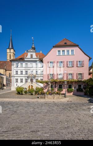 deutschland,bayern,unterfranken,fränkisches Weinland,iphofen,Marktplatz mit Pfarrkirche sankt veit,Rathaus und marienbrunnen Stockfoto