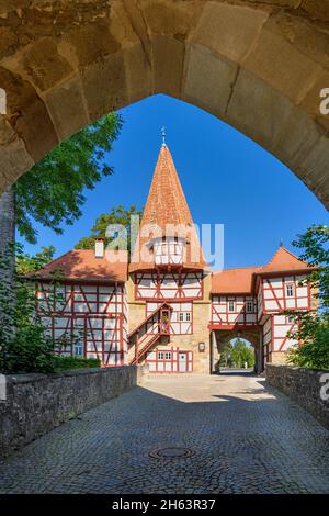 deutschland,bayern,unterfranken,fränkisches Weinland,iphofen,rödelseer Tor,Südseite,Blick durch Torbogen,Mittagssturm Stockfoto