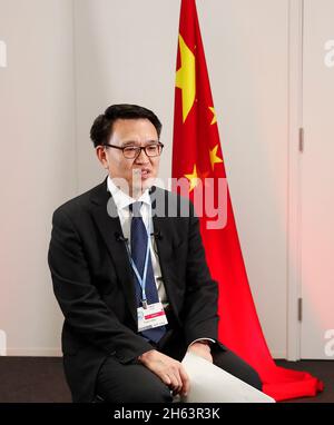 Glasgow, Großbritannien. November 2021. Zhao Yingmin, der Leiter der chinesischen Delegation bei der COP26 und Vizeminister des Umweltministeriums, spricht am 11. November 2021 in einem Interview mit Xinhua in Glasgow, Großbritannien. Die chinesische Delegation bei der COP26 möchte, dass alle Parteien in derselben Richtung zusammenarbeiten, um einen Konsens über die Themen zu erzielen, die im Mittelpunkt der Konferenz stehen, und sicherzustellen, dass sie ein Erfolg wird, sagte Zhao Yingmin. Quelle: Han Yan/Xinhua/Alamy Live News Stockfoto