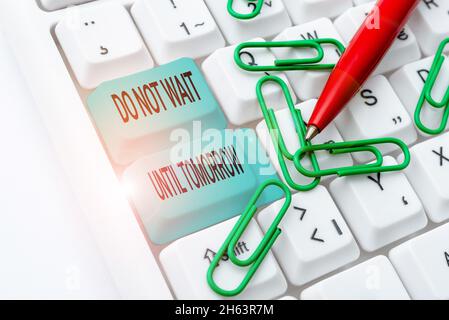 Schreiben mit Text Warten Sie nicht bis morgen. Konzeptionelle Foto benötigt, um es sofort dringend besser tun, jetzt schreiben Kommentare auf Einem Social Stockfoto