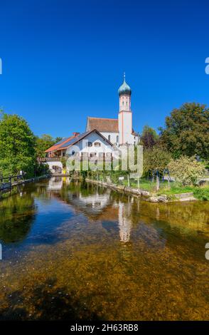 deutschland,bayern,oberbayern,pfaffenwinkel,uffing am staffelsee,Blick über die Ach mit aumühle und Pfarrkirche sankt agatha Stockfoto