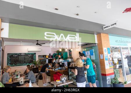 Sydney Cafe während der Pandemie von Covid 19 müssen Mitarbeiter und Mitarbeiter Gesichtsmasken tragen, während Kunden dies nicht gesetzlich vorgeschrieben sind, 2021. November, Australien Stockfoto