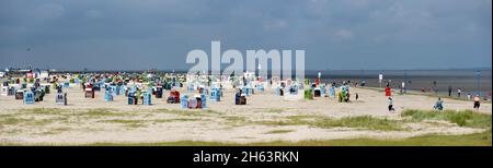 deutschland, niedersachsen, ostfriesland, krummhörn, bensersiel, Strand mit Liegen. Stockfoto