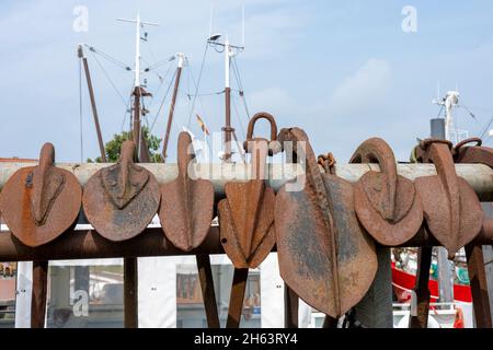 deutschland, niedersachsen, ostfriesland, ditzum, alte Anker aufgereiht. Stockfoto