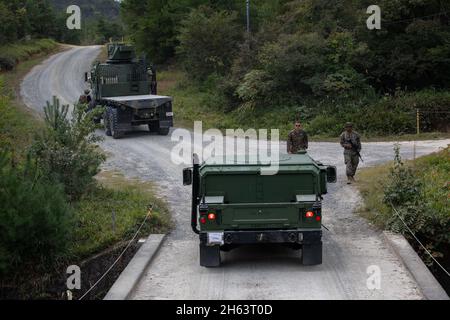 US-Marineinfanteristen mit Marine Wing Support Squadron 171 führen während der Übung Kamoshika Wrath einen taktischen Konvoi im Haramura Manövergebiet, Präfektur Hiroshima, Japan, 18. Oktober 2021. Die Übung bestand aus taktischen Konvois, taktischen Kampfschulungen für Unfallopfer, einem gemeinsamen leichten taktischen Fahrzeugtraining und anderen Anforderungen an die Geschwaderbereitschaft. (USA Marine Corps Foto von Lance CPL. Darien Wright) Stockfoto