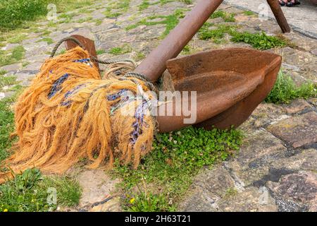 deutschland,niedersachsen,ostfriesland,neuharlingersiel alter Anker im Fischereihafen. Stockfoto