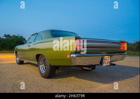 plymouth Road Runner in der Abenddämmerung, Baujahr 1968, Muscle Car, Oldtimer, Klassiker, Mopar Stockfoto