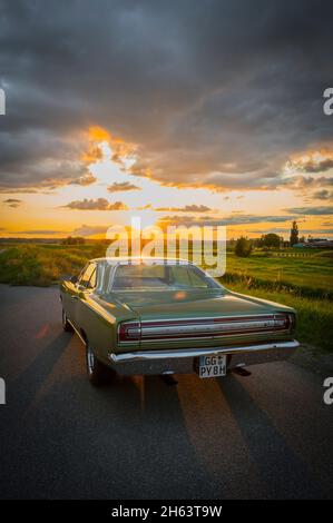 plymouth Road Runner bei Sonnenuntergang, Baujahr 1968, Muscle Car, Oldtimer, Klassiker, Mopar Stockfoto