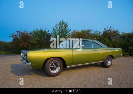 plymouth Road Runner in der Abenddämmerung, Baujahr 1968, Muscle Car, Oldtimer, Klassiker, Mopar Stockfoto