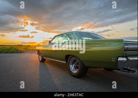 plymouth Road Runner bei Sonnenuntergang, Baujahr 1968, Muscle Car, Oldtimer, Klassiker, Mopar Stockfoto