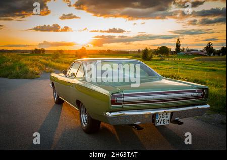 plymouth Road Runner bei Sonnenuntergang, Baujahr 1968, Muscle Car, Oldtimer, Klassiker, Mopar Stockfoto