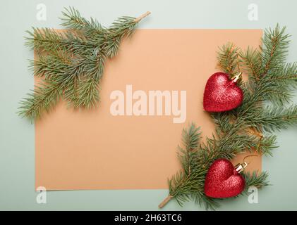 Weihnachten grün Rahmen Hintergrund aus Kiefer Zweig und roten Herzen Dekor, close up. Stockfoto