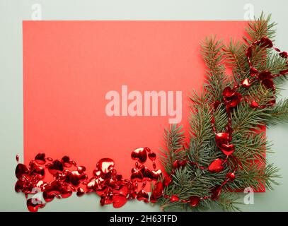 Weihnachten grün Rahmen Hintergrund aus Kiefer Zweig und roten Herzen Dekor, close up. Stockfoto