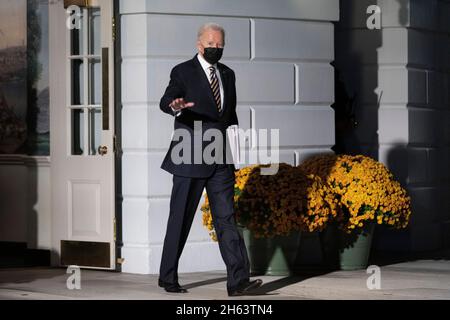 Washington, Vereinigte Staaten. November 2021. Der Präsident der Vereinigten Staaten, Joe Biden, verlässt das Weiße Haus in Washington, DC, und reist am 12. November 2021 nach Camp David. Quelle: Chris Kleponis/Pool via CNP/dpa/Alamy Live News Stockfoto