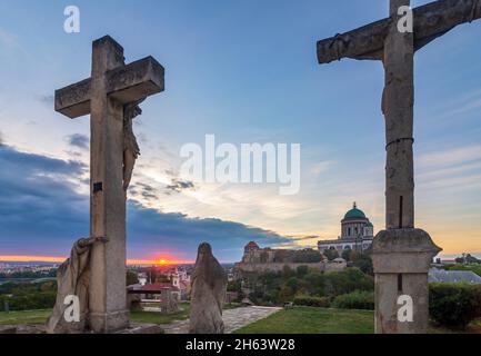 esztergom (gran), Burghügel mit Basilika, Blick von kalvarienberg, Donau in komarom-esztergom, ungarn Stockfoto