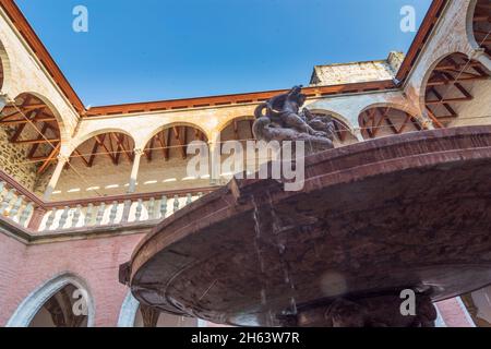 visegrad (plintenburg), königlicher Palast, Ehrenhof, herkules-Brunnen in Pest, ungarn Stockfoto