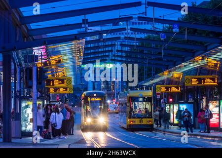 dresden, Straßenbahn am Platz und Straßenbahnhaltestelle postplatz in sachsen, sachsen, deutschland Stockfoto