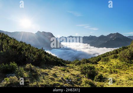 alpine Berglandschaft an einem sonnigen Sommertag. Starker Nebel über dem lechtal und dem bschlabertal. lechtaler alpen, tirol, österreich, europa Stockfoto