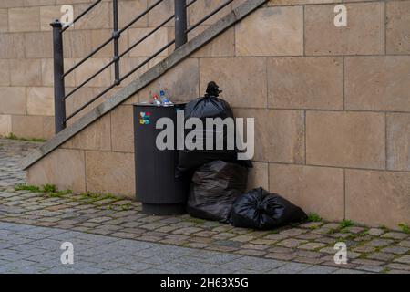 In berlin wurden Müllsäcke illegal neben einem öffentlichen Mülleimer entsorgen Stockfoto