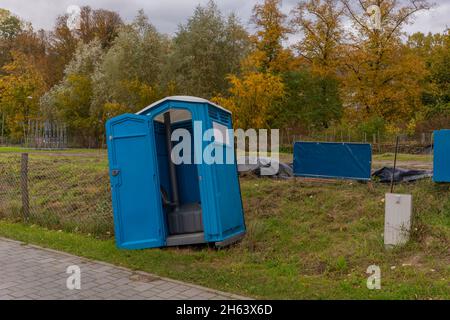 deutschland,luckenwalde,21. oktober 2021,Sturm 'hendrik',während des Sturms fast über die Baustellentoilette geblasen Stockfoto