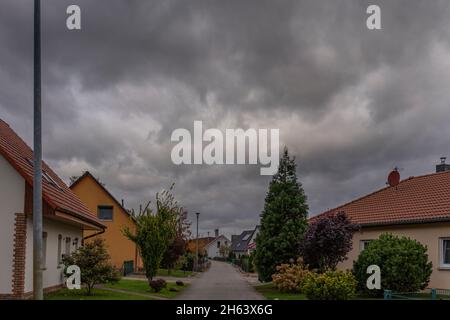 deutschland,luckenwalde,21. oktober 2021,Sturm 'hendrik',Wolkenhimmel während des Sturms über der Stadt luckenwalde Stockfoto