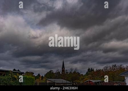 deutschland,luckenwalde,21. oktober 2021,Sturm 'hendrik',Wolkenhimmel während des Sturms über der Stadt luckenwalde Stockfoto