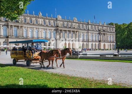 Pferdekutsche vor der Gartenseite des Schlosses herrenchiemsee,chiemsee Gemeinde,herreninsel,chiemgau,oberbayern,bayern,deutschland Stockfoto