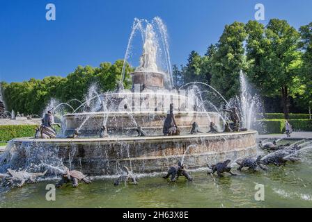 latonabrunnen auf dem Gartenparterre des herrenchiemsee-Schlosses, Gemeinde chiemsee, herreninsel, chiemgau, oberbayern, bayern, deutschland Stockfoto