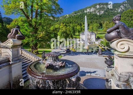 Brunnen unter dem venustempel mit Gartenparterre und Schloss linderhof,ettal,ammertal,ammergauer alpen,oberbayern,bayern,deutschland Stockfoto