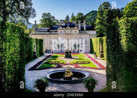 ostgartenparterre mit Blumenränder und Skulpturen vor Schloss linderhof,ettal,ammertal,ammergauer alpen,oberbayern,bayern,deutschland Stockfoto