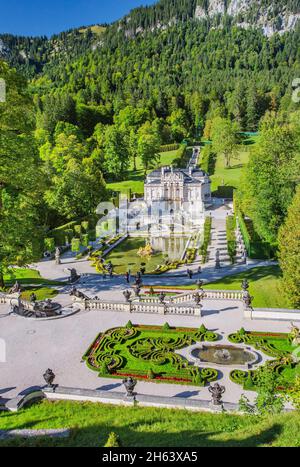 Terrassenhang mit Gartenparterre und Blumenrand vor Schloss linderhof,ettal,ammertal,ammergauer alpen,oberbayern,bayern,deutschland Stockfoto