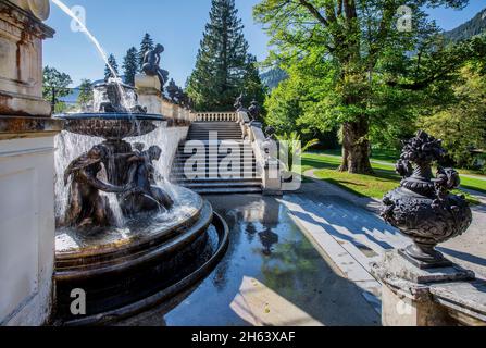 Brunnen auf der Terrassenhang im Schlosspark, schloss linderhof, ettal, ammertal, ammergauer alpen, oberbayern, bayern, deutschland Stockfoto