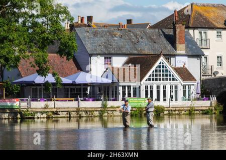 england, hampshire, der neue Wald, fordingbridge, Blick auf die Stadt und Fliegenfischer im Fluss avon Stockfoto