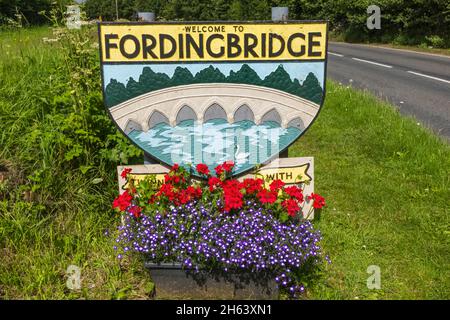 england, hampshire, der neue Wald, fordingbridge, willkommen bei fordingbridge Stadtschild Stockfoto