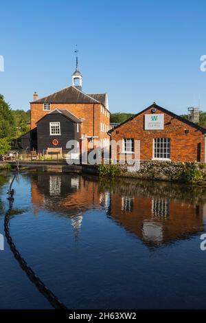 england, hampshire, whitchurch, die historische whitchurch Seidenmühle und das Museum spiegeln sich im Flussversuch wider Stockfoto